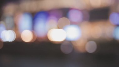 Bulanık sokak lambaları ve tabelalar büyük bir gece şehrinde