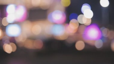 Bulanık sokak lambaları ve tabelalar büyük bir gece şehrinde