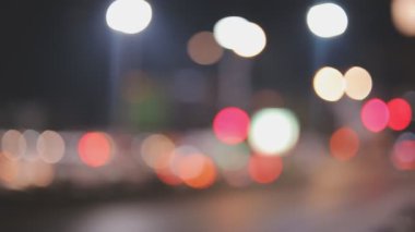 Bulanık sokak lambaları ve tabelalar büyük bir gece şehrinde