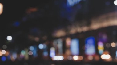 Bulanık sokak lambaları ve tabelalar büyük bir gece şehrinde