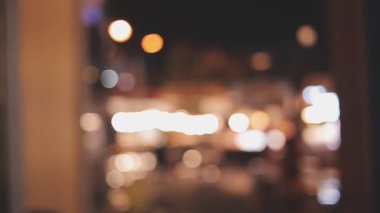 Bulanık sokak lambaları ve tabelalar büyük bir gece şehrinde