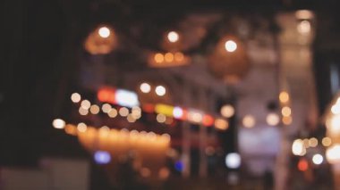 Bulanık şehir ışıkları modern büyük şehrin gecesinde