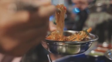 Yakiniku, çok sevilen bir Japon yemek pişirme metodu, çeşitli et ve deniz ürünlerini ızgara ile pişirmeyi içerir..