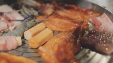 Yakiniku, çok sevilen bir Japon yemek pişirme metodu, çeşitli et ve deniz ürünlerini ızgara ile pişirmeyi içerir..