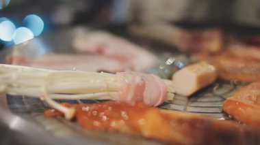 Yakiniku, çok sevilen bir Japon yemek pişirme metodu, çeşitli et ve deniz ürünlerini ızgara ile pişirmeyi içerir..