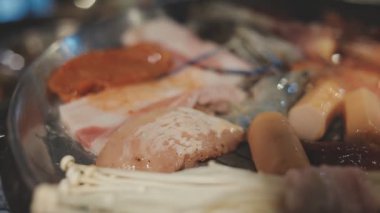 Yakiniku, çok sevilen bir Japon yemek pişirme metodu, çeşitli et ve deniz ürünlerini ızgara ile pişirmeyi içerir..