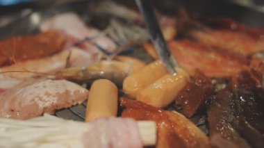 Yakiniku, çok sevilen bir Japon yemek pişirme metodu, çeşitli et ve deniz ürünlerini ızgara ile pişirmeyi içerir..