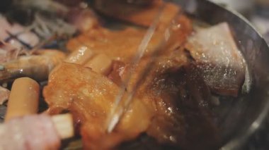 Yakiniku, çok sevilen bir Japon yemek pişirme metodu, çeşitli et ve deniz ürünlerini ızgara ile pişirmeyi içerir..