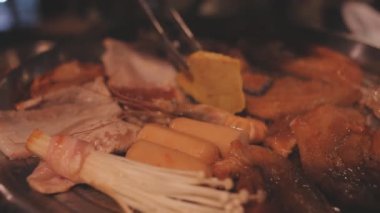 Yakiniku, çok sevilen bir Japon yemek pişirme metodu, çeşitli et ve deniz ürünlerini ızgara ile pişirmeyi içerir..