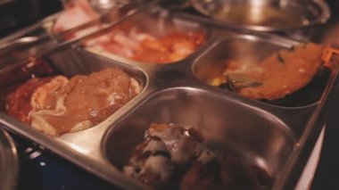 Yakiniku, çok sevilen bir Japon yemek pişirme metodu, çeşitli et ve deniz ürünlerini ızgara ile pişirmeyi içerir..