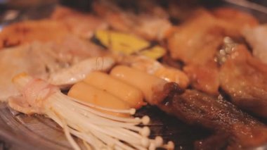 Yakiniku, çok sevilen bir Japon yemek pişirme metodu, çeşitli et ve deniz ürünlerini ızgara ile pişirmeyi içerir..