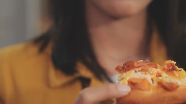 kadın yemek lezzetli hamburger