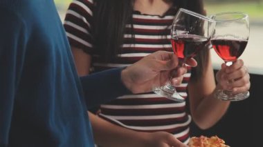 Bardak şarap ile toasting arkadaşlar