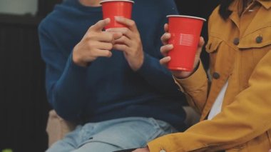 Gençler bardak içiyor.