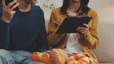 Gazete okuyan genç bir çift