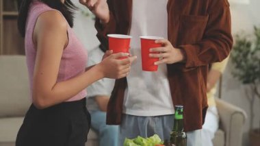 bira içip, evde pizza yemek Genç çift