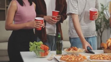 Evde televizyon izlerken arkadaşlar