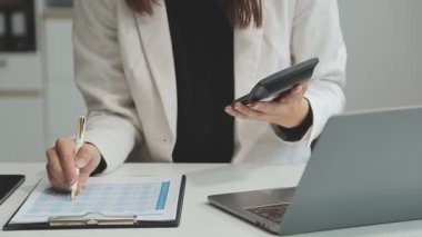 Ofiste dizüstü bilgisayar kullanan bir iş kadını