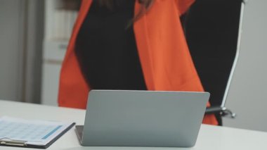 Ofiste çalışan kadın.