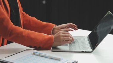 Ofiste çalışan iş adamı