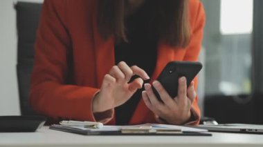 Laptop ofiste çalışan iş kadın