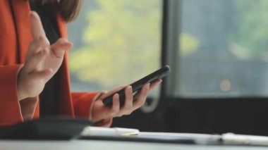İş yerinde cep telefonu kullanan iş kadını