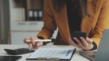 Ofiste masasında çalışan kadın