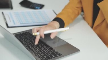 Ofiste çalışan bir kadın.