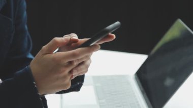 Cep telefonu kullanan iş adamı