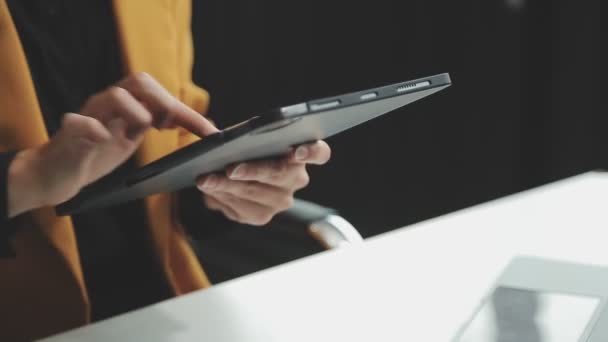 Businesswoman Trzymająca Tablet Cyfrowy Korzystająca Tabletu — Wideo stockowe