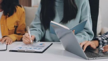 İş ekibi ofiste çalışıyor. Modern ofiste çalışan genç bir iş kadını..