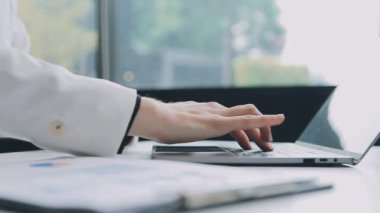 ofiste çalışan iş kadın