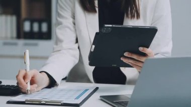 Ofiste çalışan kadın.