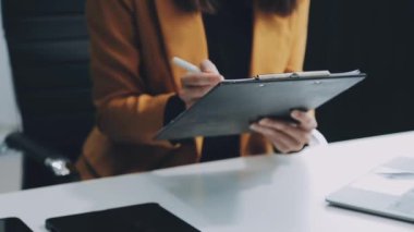 Dijital Tablet Üzerinde Çalışan Kadın