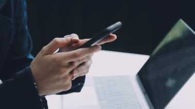 Ofiste cep telefonu tutan adam