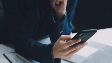 Genç adam akıllı telefon kullanıyor.