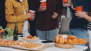 Partide pizza yemek arkadaşlar