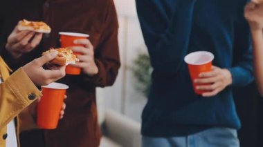 Arkadaşlar barda bira içiyor, yakın plan..