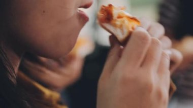 Kadın bir dilim pizza alıyor.