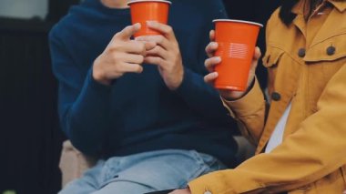 İçki içen genç çift.