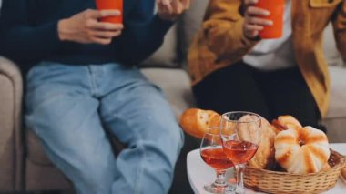 Evde biralı ve tostlu genç bir çift.