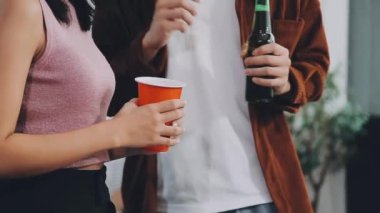 genç bir çift bira içmek