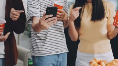 Bira içen Asyalı genç çift