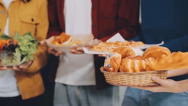 在市场上吃新鲜食物的青少年 — 图库视频影像