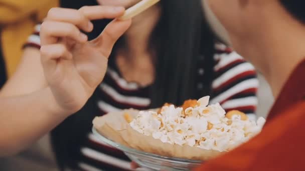 女人在咖啡店里用筷子吃美味的米粉 — 图库视频影像