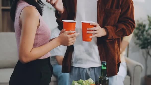 Mladý Pár Zamilovaný Pití Piva — Stock video