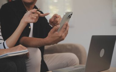 Asyalı iş adamlarının genç Asyalı girişimcilerden oluşan takımı tartışması iş görüşmesi, Asya iş adamları toplantısı tartışması.