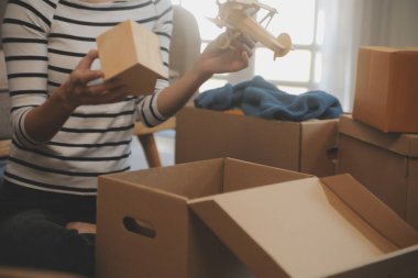 İki Asyalı blogcu, dükkanında canlı yayın yapan videoyu kaydetmek için kameranın önünde kıyafetlerini gösteriyor. Çevrimiçi alışveriş arabası fikri. Evdeki kanepede.