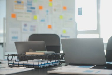 Açık bir finans bürosundaki masada dizüstü bilgisayar..