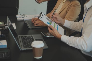 İş takım toplantısı mevcut, yatırımcı meslektaşları Danışma ve konferans yeni strateji planı iş ve Pazar büyüme üzerinde mali belge grafik rapor, Toplantı ve söz.